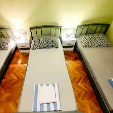 Stone Gardens Hostel *